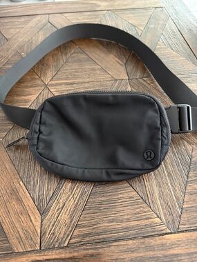 Lululemon Everywhere Belt Bag Black Crossbody Fanny Pack Clean